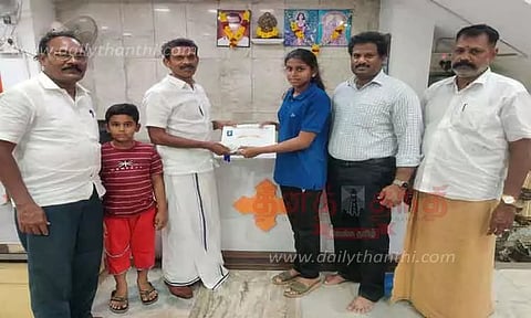 மாணவிக்கு பாராட்டு