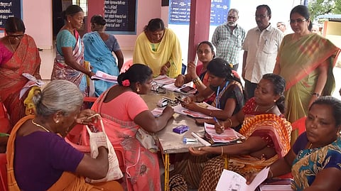 திண்டுக்கல் அருகே மகளிர் உரிமைத்தொகை விண்ணப்ப பதிவு முகாம்; கலெக்டர் ஆய்வு