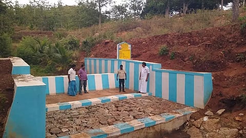 வருசநாடு அருகேதடுப்பணைகளை ஆய்வு செய்த அதிகாரிகள்