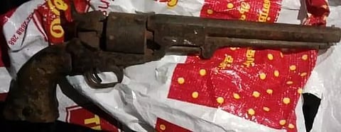 ரெயில்வே சுரங்கப்பாதை பணிக்காக தோண்டப்பட்ட பள்ளத்தில் கிடந்த கைத்துப்பாக்கி