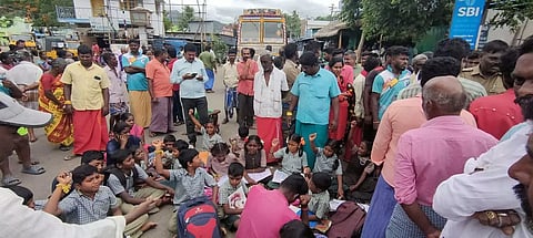 பழனி அருகே மணல் லாரிகளை சிறைபிடித்து பள்ளி மாணவர்கள் மறியல்