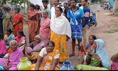 செங்கம் அருகே காலி குடங்களுடன் பெண்கள் சாலை மறியல்