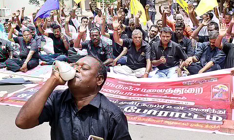 சாலைப்பணியாளர்கள் சங்கு ஊதி போராட்டம்