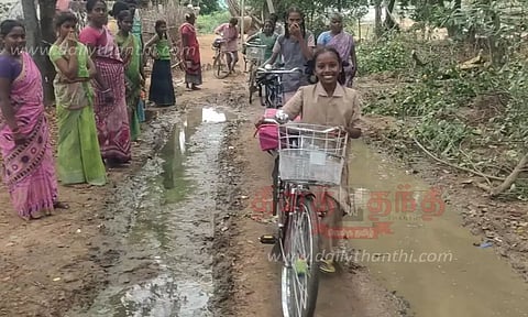 சாலையில் தேங்கி நிற்கும் கழிவுநீர்