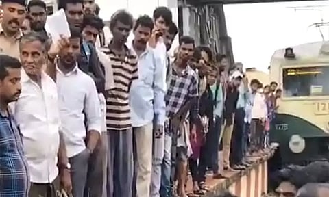 சென்னை - கும்மிடிப்பூண்டி மார்க்கத்தில் புறநகர் மின்சார ரெயில் சேவை பாதிப்பு