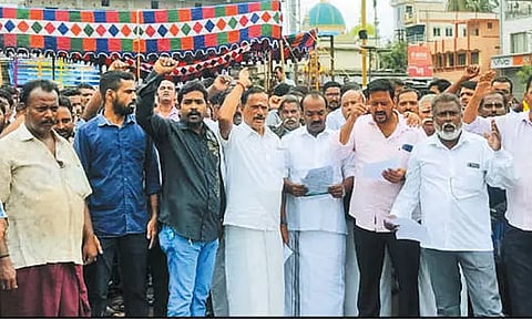 பொன்னேரியில் ரவுடிகள் அட்டகாசத்தை கட்டுப்படுத்த கோரி வியாபாரிகள் கடையடைப்பு போராட்டம்