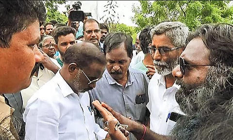 ஆளவந்தார் அறக்கட்டளை நிலத்தில் உள்ள வீடுகளை அகற்ற வந்த அதிகாரிகள் முற்றுகை