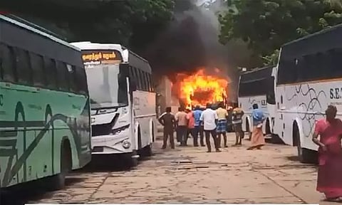 பணிமனையில் நிறுத்தி வைக்கப்பட்டிருந்த அரசுப் பேருந்து திடீரென தீப்பிடித்ததால் பரபரப்பு