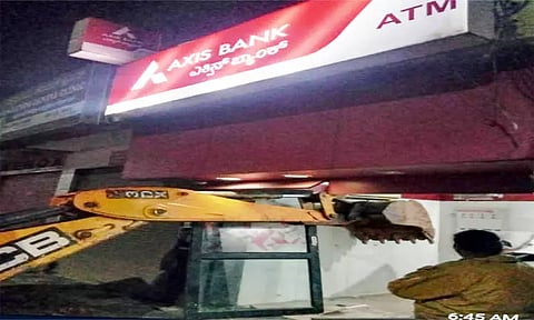 சிவமொக்காவில் திருடிய பொக்லைன் எந்திரத்தால் ஏ.டி.எம். மையத்தை உடைத்து கொள்ளை முயற்சி