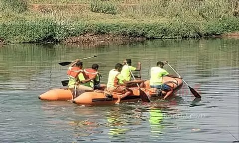 நீர்வீழ்ச்சியில் 'செல்பி' எடுத்தபோது தவறி விழுந்த வாலிபரின் உடலை தேடும் பணி 3-வது நாளாக தீவிரம்