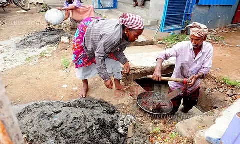 பாதுகாப்பு உபகரணம் இன்றி கழிவுநீர் வாய்க்காலை சீரமைத்த முதியவர்கள்