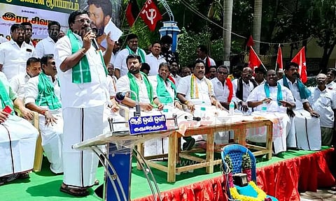 விவசாயிகளுக்கு அரசு தொல்லை கொடுக்கிறது