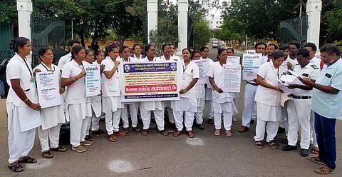 தேனி கலெக்டர் அலுவலகம் முன்பு அரசு செவிலியர்கள் ஆர்ப்பாட்டம்