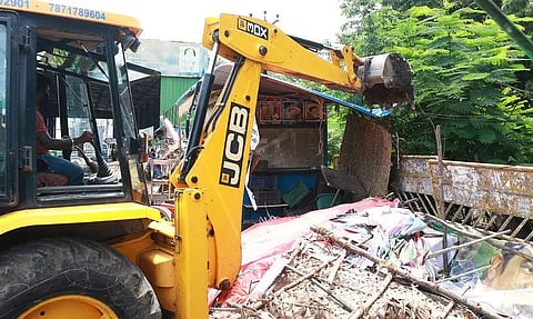 விழுப்புரம் புதிய பஸ் நிலையம் எதிரேசாலையோர ஆக்கிரமிப்பு கடைகள் அகற்றம்