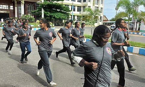 பெண் குழந்தைகள் பாதுகாப்பை வலியுறுத்தி மினி மாரத்தான்