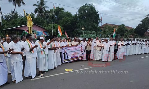 காங்கிரஸ் கட்சியினர் மெழுகுவர்த்தி ஏந்தி ஆர்ப்பாட்டம்