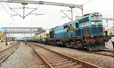 எண்ணூரில் எந்திர கோளாறால் மின்சார ரெயில் நிறுத்தம்