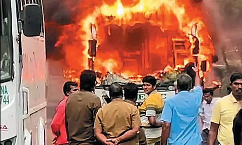 அண்ணாநகர் பஸ் பணிமனையில் அரசு விரைவு பஸ் தீப்பிடித்து எரிந்ததால் பரபரப்பு