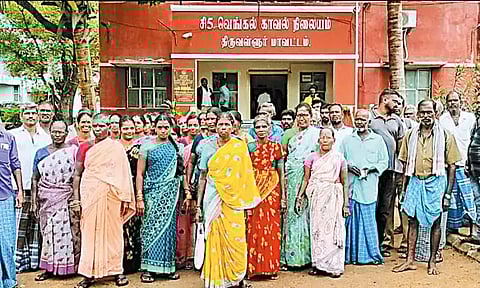 போலீஸ் நிலையத்தை கிராம மக்கள் முற்றுகை
