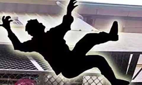 கட்டுமான பணியின்போது மாடியில் இருந்து தவறி விழுந்த தொழிலாளி சாவு