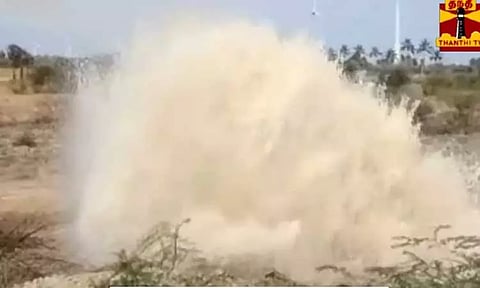 சங்கரன்கோவில் அருகே தாமிரபரணி கூட்டு குடிநீர் திட்ட குழாயில் உடைப்பு ஏற்பட்டு வீணாக வெளியேறி வரும் தண்ணீர்..!