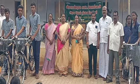 கயத்தாறு அரசு பள்ளியில் 225 மாணவ, மாணவியருக்கு இலவச சைக்கிள் வழங்கும் நிகழ்ச்சி