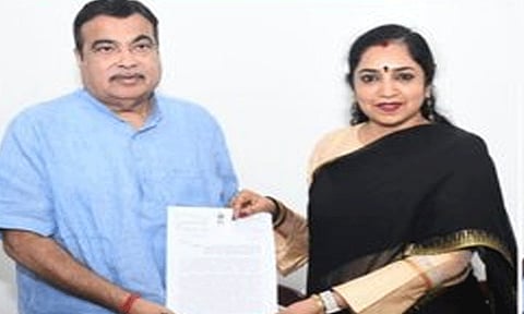 "10 ஆண்டுகளுக்கும் மேலாக உள்ள சுங்கச்சாவடியை அகற்றக்கோரி மத்திய மந்திரியிடம் திமுக எம்.பி. மனு