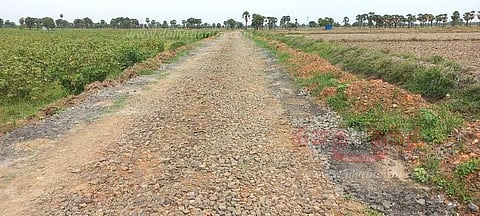 சாலை சீரமைக்கும் பணிகளை துரிதப்படுத்த வேண்டும்