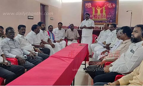 பெரிய மார்க்கெட்டை முழுமையாக இடிக்கும் முடிவை கைவிட வேண்டும்