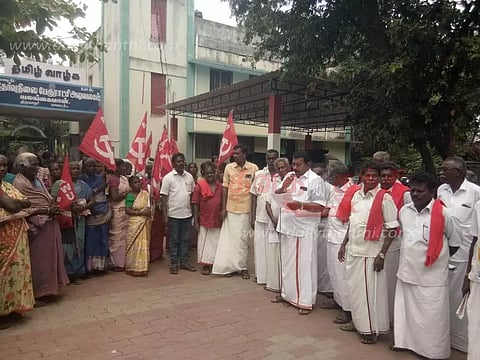 வலங்கைமானில், மனு கொடுக்கும் போராட்டம்