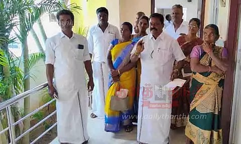 திருமானூர் ஒன்றிய குழு கூட்டத்திலிருந்து அ.தி.மு.க. கவுன்சிலர்கள் வெளிநடப்பு