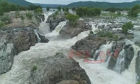 ஒகேனக்கல்லில் சுற்றுலாப் பயணிகளுக்கு தடை..!