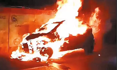 துரைப்பாக்கத்தில் சாலையில் சென்ற கார் தீப்பிடித்து எரிந்தது