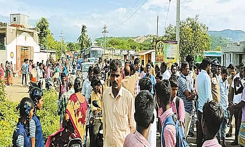 திருத்தணி அருகே சாலையை சீரமைக்க கோரி பொதுமக்கள் மறியல் போராட்டம்; 12 பேர் மீது வழக்குப்பதிவு