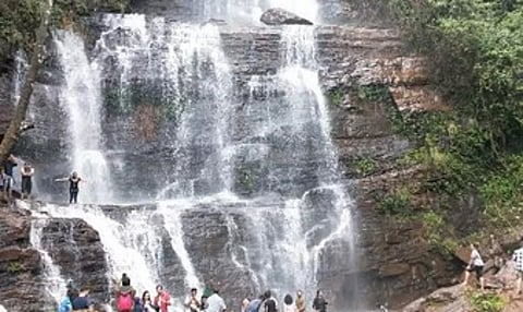 தொடா கனமழை காரணமாக முல்லையன்கிரி மலைக்கு செல்ல தடை