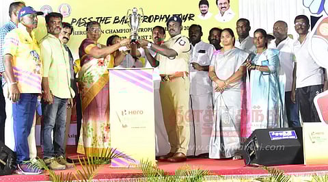 நாமக்கல்லுக்குஆசிய ஆடவர் சாம்பியன்ஷிப் 2023 கோப்பை வந்ததுபொதுமக்களுக்கு கலெக்டர் உமா அறிமுகப்படுத்தினார்