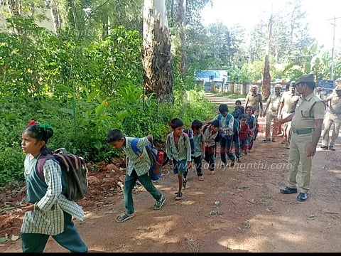 கரடி தாக்குதல் சம்பவம் எதிரொலிபள்ளி முடிந்து மாணவர்களை அழைத்து சென்ற வனத்துறையினர்