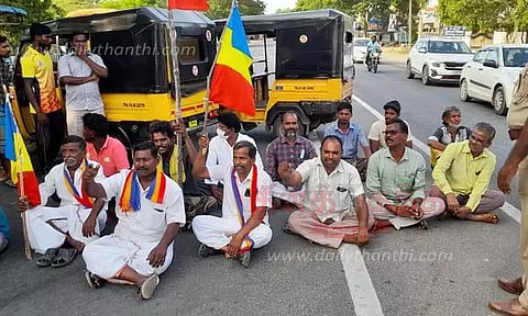 முள்ளோடை நுழைவு வாயிலில் பா.ம.க.வினர் சாலைமறியல்