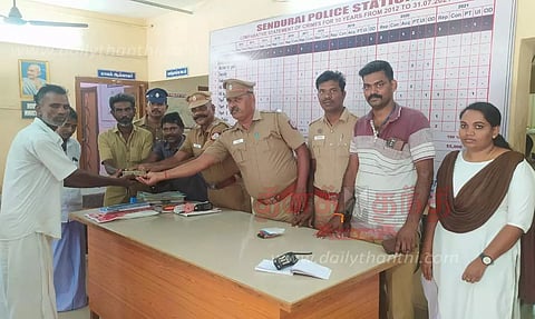 சாலையில் கிடந்த ரூ.1½ லட்சத்தை உரியவரிடம் ஒப்படைத்த ஆட்டோ டிரைவர்கள்