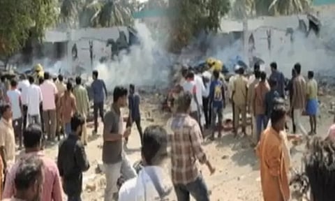 கிருஷ்ணகிரி: பட்டாசு குடோனில் வெடிவிபத்து - 5 பேர் பலி