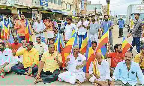 பா.ம.க.வினர் சாலைமறியல் போராட்டம் போலீசாருடன் தள்ளு-முள்ளு