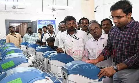 மின்னணு வாக்குப்பதிவு எந்திரங்களின் முதல் நிலை சரிபார்ப்பு பணிகள் முடிவடைந்தது; கலெக்டர் பார்வையிட்டார்
