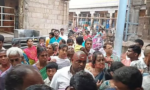 திருநள்ளாறு சனீஸ்வரர் கோவிலில் குவிந்த பக்தர்கள்