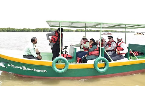 மாங்குரோவ் காடுகளை இங்கிலாந்து மந்திரி பார்வையிட்டார்