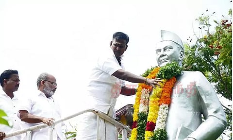 குபேர் சிலைக்கு மாலை அணிவித்து மரியாதை