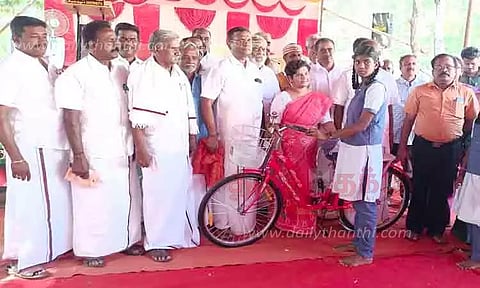 அரசு பள்ளி மாணவிகளுக்கு சீருடை, சைக்கிள்