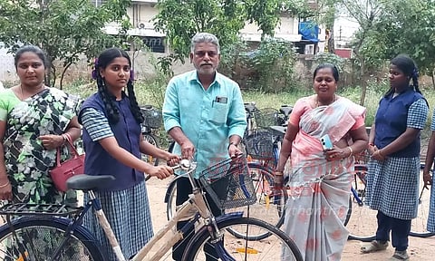 மாணவிகளுக்கு விலையில்லா சைக்கிள்