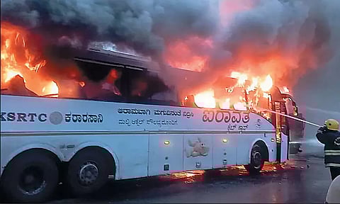 லாரி மீது ஆம்னி பஸ் மோதி தீப்பிடித்து எரிந்தது