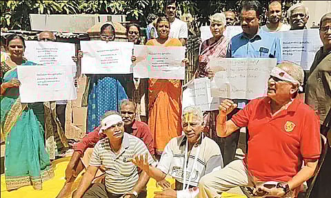 சர்வீஸ் சாலையை சீரமைக்க கோரி உடலில் கட்டுபோட்டு நூதன ஆர்ப்பாட்டம்