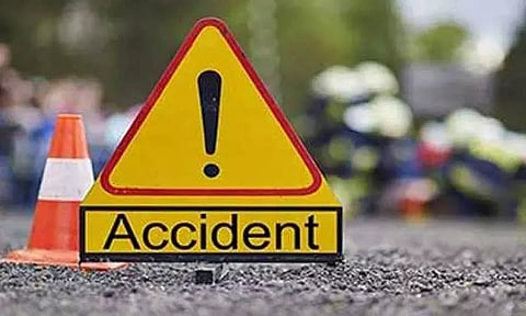 திருவள்ளூர் அருகே மோட்டார் சைக்கிள் மீது லாரி மோதலில் தம்பதி படுகாயம்